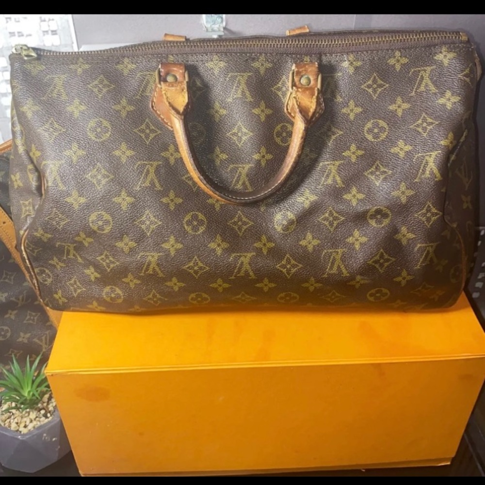 Authentic Louis Vuitton Monogram Speedy 40 - Picture 1 of 12